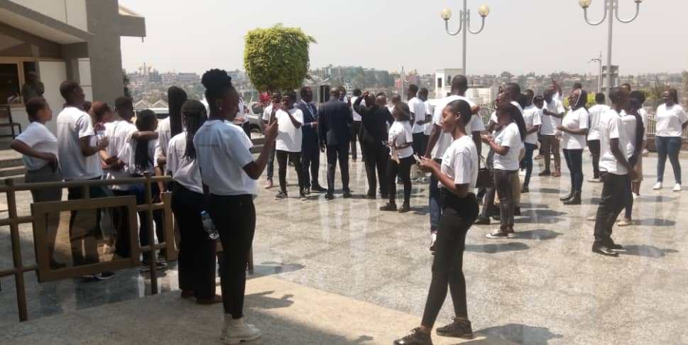 Abanyeshuri n'abakozi ba IPRC Huye imbere y'Ingoro y'amateka yo guhagarika Jenoside