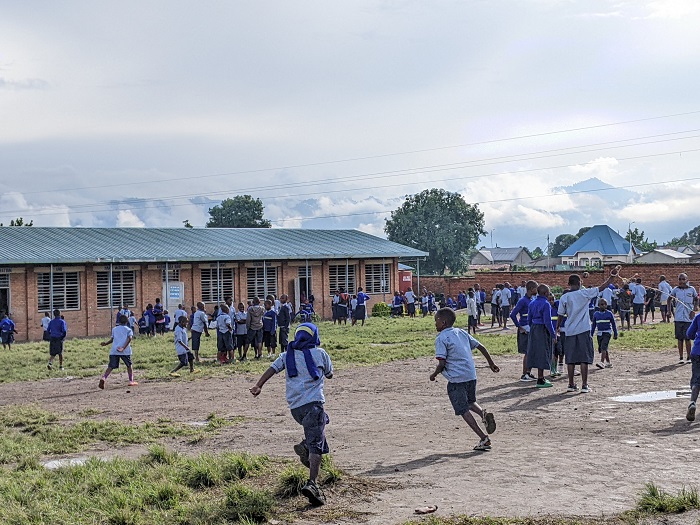 Abanyeshuri banyotewe no kubona ibyumba by'amashuri byongerwa