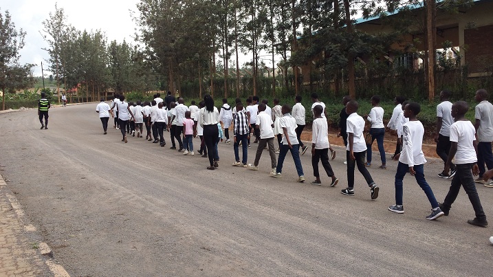 Abana babanje gukora urugendo rwo kwibuka