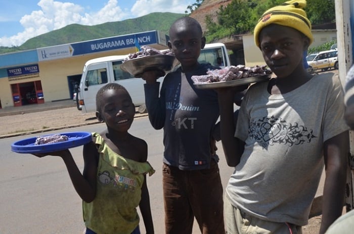 Hari abana birirwa bacuruza ibintu bitandukanye aho kwigira mu ngo. Ku ifoto, aba ni abana bo mu Bugarama muri Rusizi, barimo bacuruza mu gihe cy