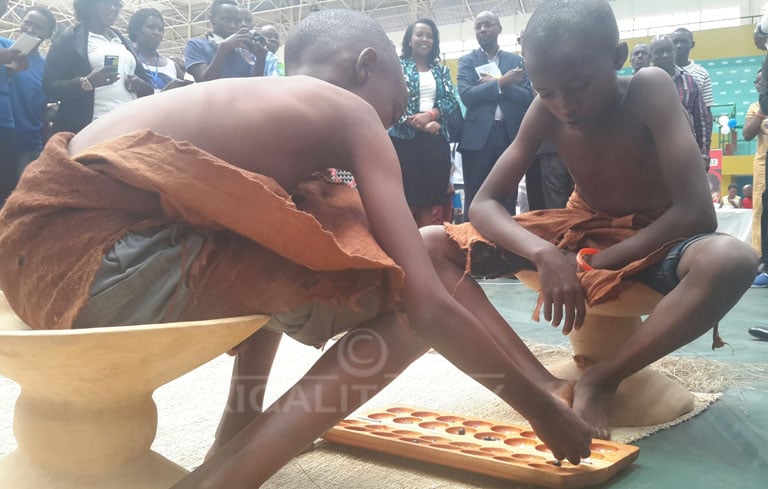 Abana bagaragariza Minisitiri Nyirasafari ko bamenye ibiranga umuco nyarwanda