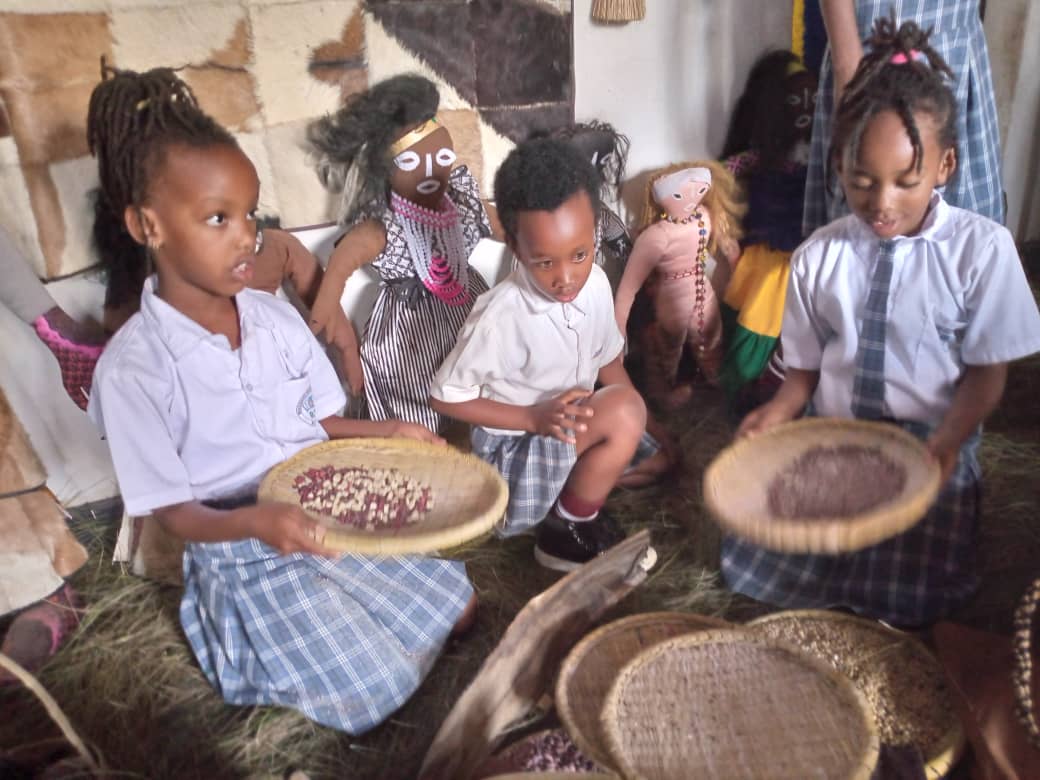 Abana bajya mu rugo rwa Nyirahakiziyaremye kwiga imirimo itandukanye yakorwaga mu Rwanda rwo hambere