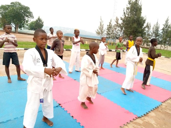 Abana bakiri bato nabo bari mu bitabira umukino wa Taekwondo