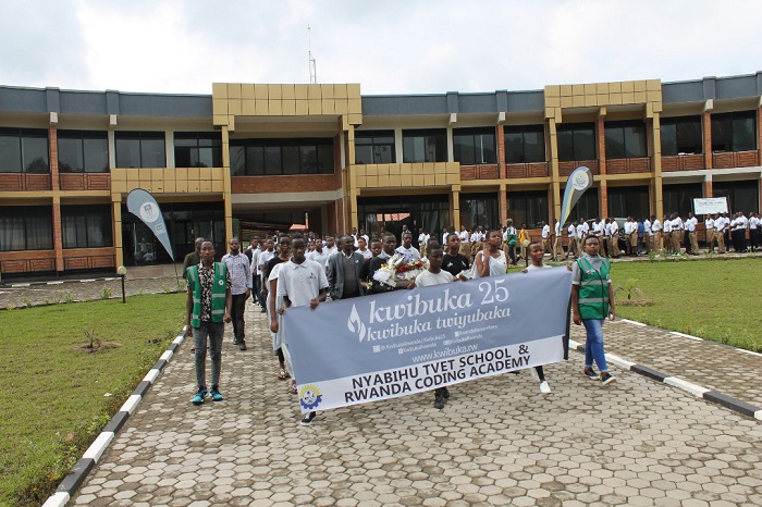 Abana bakoze urugendo rwo kwibuka Jenoside yakorewe Abatutsi