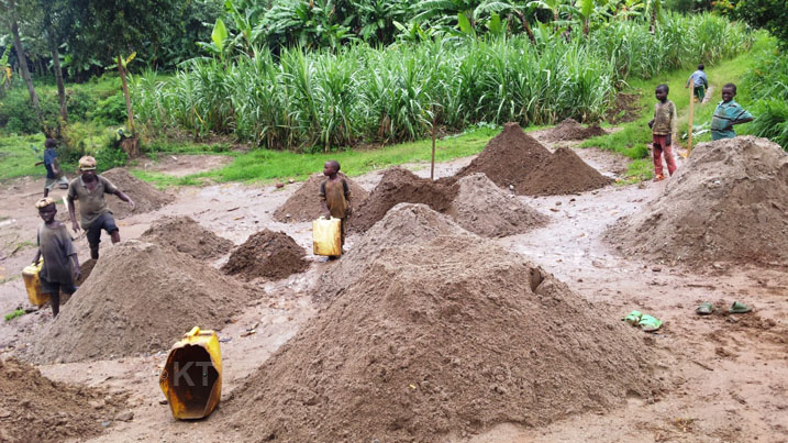 Abana bamwe bata amashuri abandi bakajya gucukura umucanga mu biruhuko kugira ngo bawugurishe