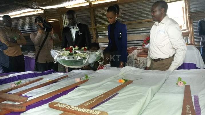 Abana bafatanyije na Miss Rwanda bashyize indabo ku mva zirimo imibiri y'abashyinguye muri uru rwibutso.