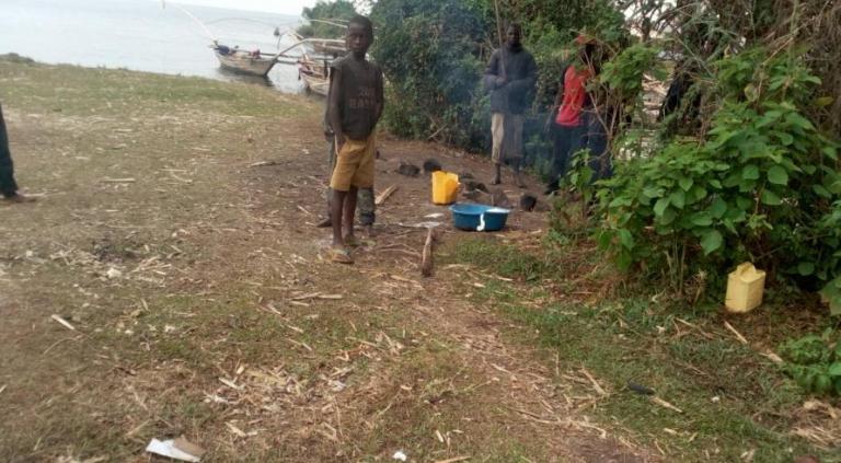 Abana bata ishuri bakajya kuroba isambaza mu kivu