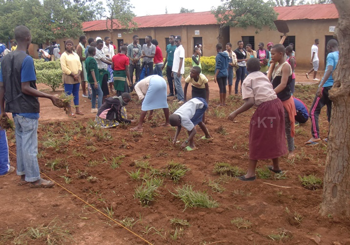 Abana batunganyaga ubusitani mu kigo cy