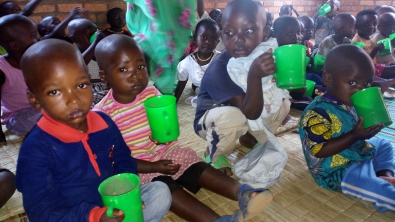 Abana bo mu irerero rya Kamwambi banywa igikoma