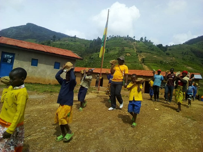 Abana bakiri bato bakora uturimo tujyanye n'ikigero barimo kugira ngo bigire kuri bagenzi babo