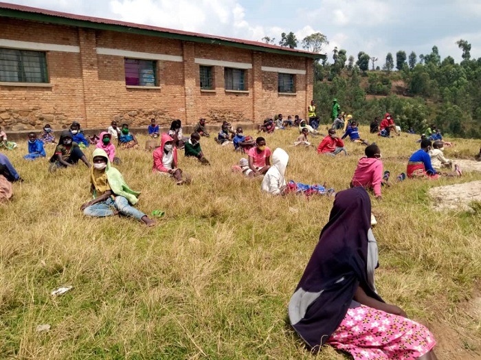 Abana bafatiwe mu isoko rya Kamirabagenzi muri Nyaruguru, babanje kwigishwa ko bakwiye kwirinda gukunda kujya mu masoko