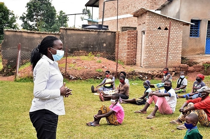 Mukangenzi asaba ababyeyi kugaburira kenshi abana kandi ntibabisiganire