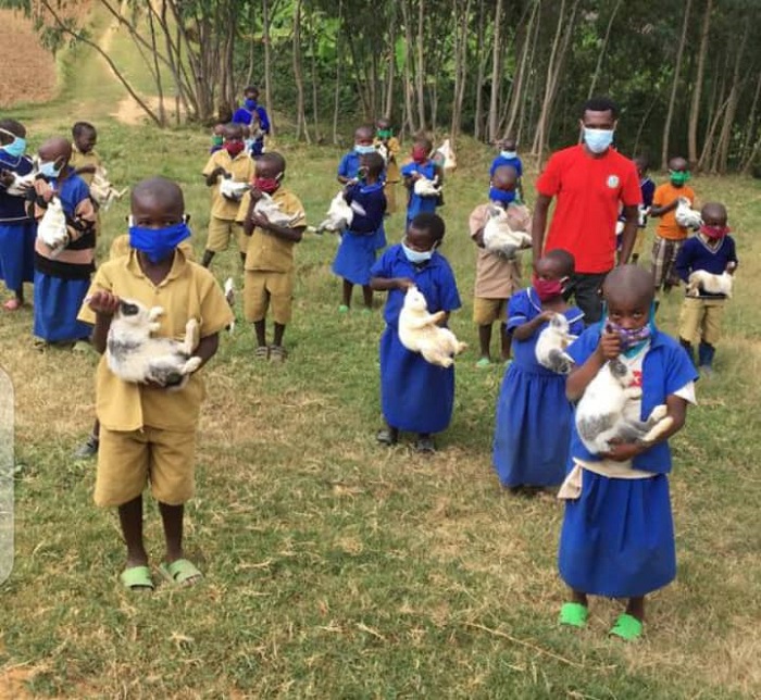Abana bari barataye ishuri barisubijwemo bahabwa inkwavu ngo zibafashe kubona ibikoresho by