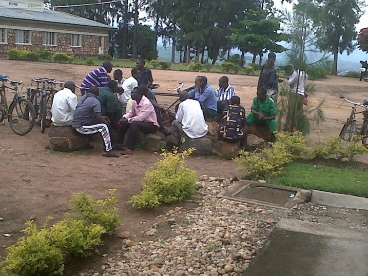 Abandi bakuru b'imidugudu batabaye mugenzi wabo. 