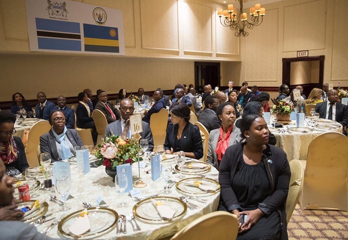 Abandi bari batumiwe basangiye ku meza banakirwa na Perezida Dr Mokgweetsi Masisi na Madame Neo Masisi