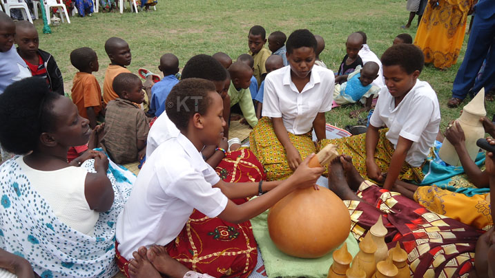 Abangavu bigishijwe uko batereka amata
