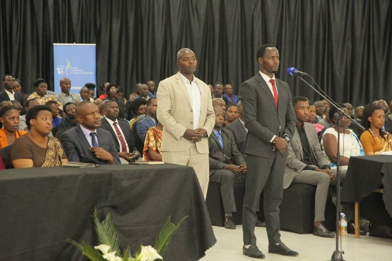 Ngabonziza(Uhagaze imbere ya micro) ubwo yagarukaga ku kibazo cyo kuba muri aka Karere nta gakiriro kaharangwa