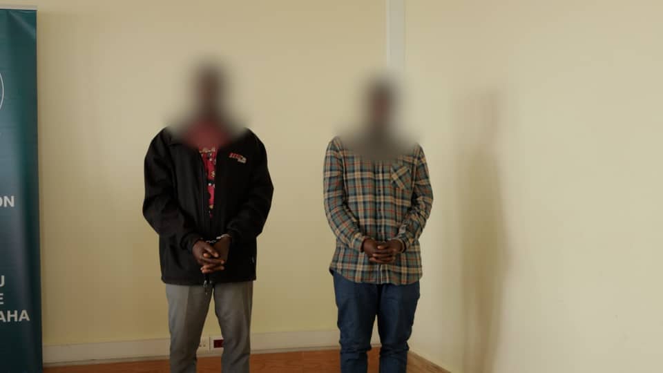 Abasore babiri bavukana bakekwaho kwiba ayo mafaranga batawe muri yombi