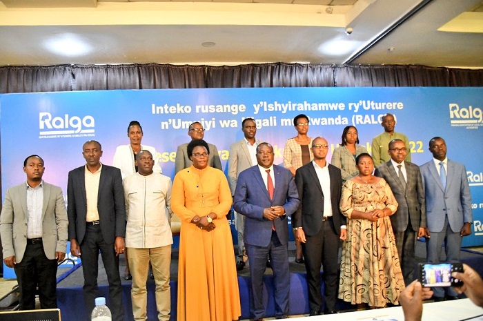 Abagize komite nyobozi nshya ya RALGA hamwe na Minisitiri Gatabazi