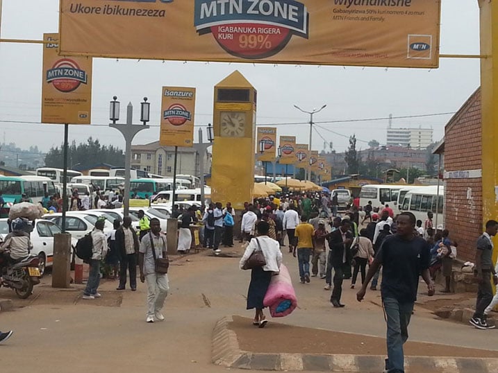 Abantu muri Gare ya Nyabugogo ni benshi bajya kwizihiza Noheri iwabo mu Ntara.