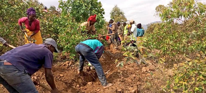 Abaturage barimo gucukura imirwanyasuri kugira ngo birinde ko amazi akomeza kubangiriza