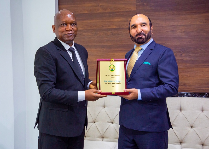 Minisitiri Marizamunda ari kumwe na Ambasaderi wa Pakstan mu Rwanda