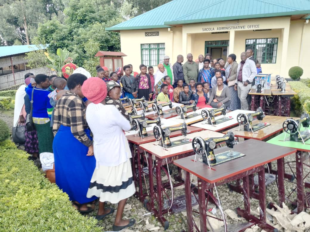 Abahoze mu bushimusi bw'inyamaswa n'ababakomokaho bagenda bafashwa guhanga imirimo ibyara inyungu bikabarinda kurarikira ibyo muri Pariki