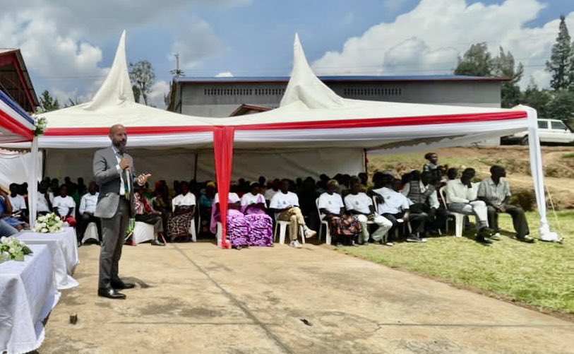 Ambasaderi Omar aganira n'abahinzi bo ku Kamonyi