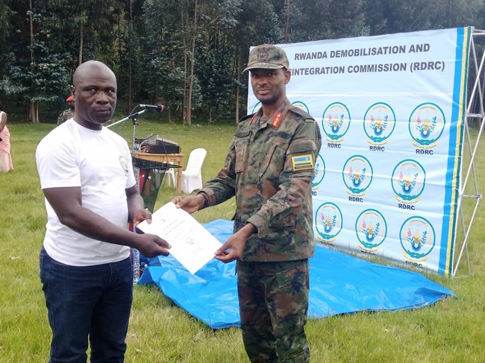 Lt Gen Mubarakah Muganga, Umugaba w'Ingabo zirwanira ku butaka na we yari muri uwo muhango