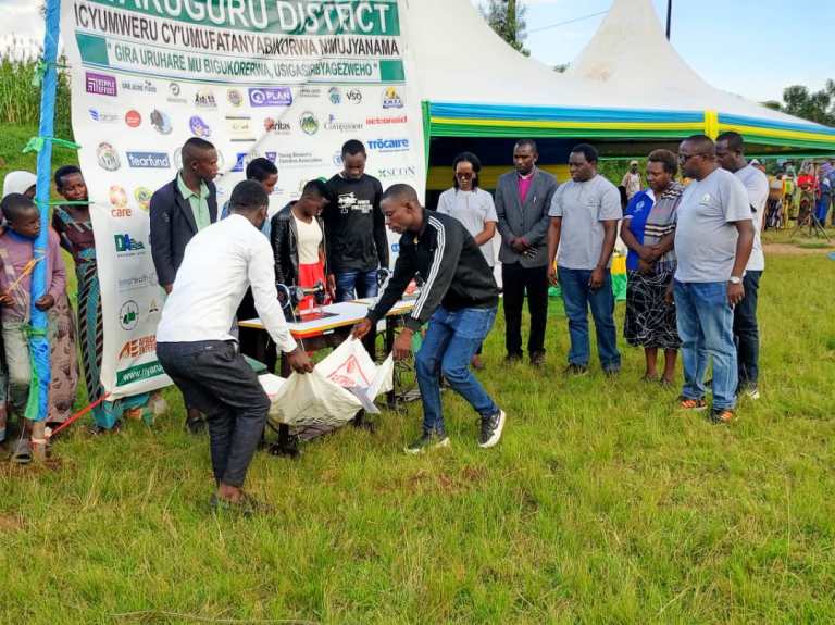 Abafatanyabikorwa bagiye baboneyeho gushikiriza inkunga abaturage bamwe na bamwe