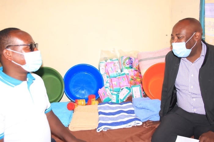 Munyamahoro Alexis, Umuyobozi w'ishami ry'uburezi mu Karere ka Musanze (iburyo) yashimye icyumba cy'umukobwa