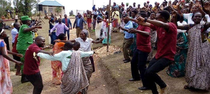 Abakozi b'uruganda rwa Gafunzo bishimanye n'abagore bo mu Murenge wa Mwendo