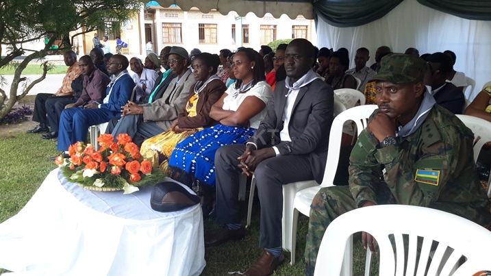 Abantu b'ingeri zinyuranye bifatanyije n'ibitaro bya Nyanza mu kwibuka Jenoside yakorewe Abatutsi.