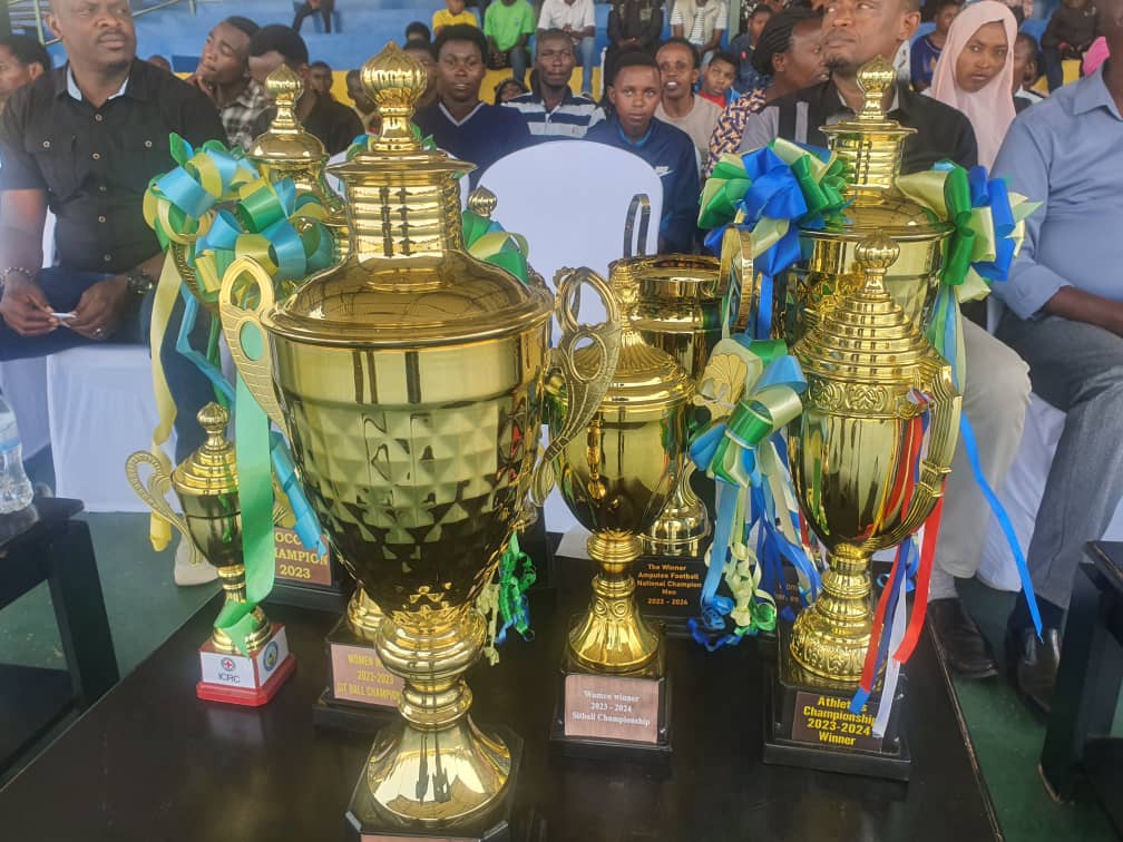 Abantu bafite ubumuga mu karere ka Musanze bamurikiye ubuyobozi ibikombe 9 baherutse gutwara