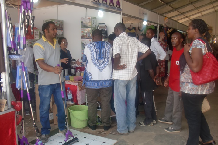 Abantu bakomeje kugura ku giciro cyagabanyijwe.