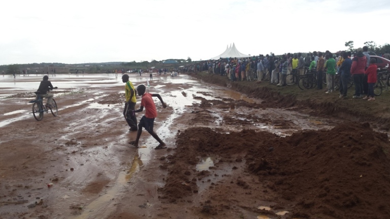 Abantu bari baje gufana amakipe yabo nubwo ikibuga cyari kimeze nk'intabire