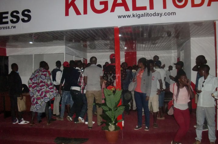 Abantu bari uruvunganzoka kuri stand ya KT Radio