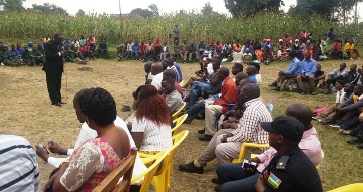 Depite Bazivamo Christophe yaganiraga n'Abanyaburera basabaga ubuvugizi ku bijyanye no kwambutsa umupaka abana bakiri bato.