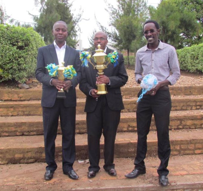 Abanyamabanga nshigwabikorwa bahize abandi mu mwaka wa 2013-2014 bafite ibihembo byabo.