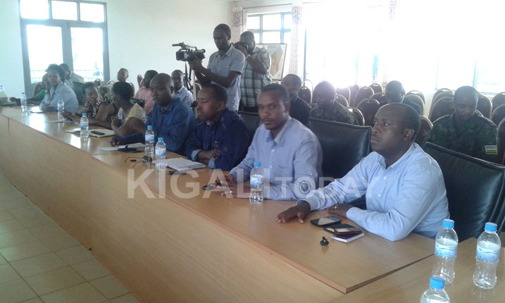Abanyamabanga Nshingwabikorwa b'imirenge bemereye Umunyamabanga wa Leta muri MINALOC, Mukabaramba Alvera gukemura ibibazo byose bigaragara muri gahunda y'ubudehe.
