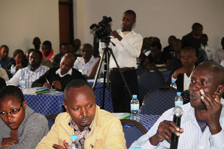 Abanyamakuru bitabiriye inama banatanga ibitekerezo ku byakemura ikibazo cy'imiturire iteza ibibazo aho kubikemura.
