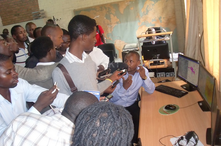 Abanyamakuru basobanurirwa uko ibyuma by'ikoranabuhanga byerekana amakuru.
