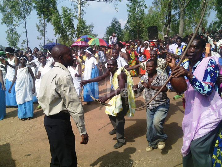 Abanyamuhanga, n'akanyamuneza, bavuga ko iyo biba byashobokaga Kagame yakayoboye ubuziraherezo.