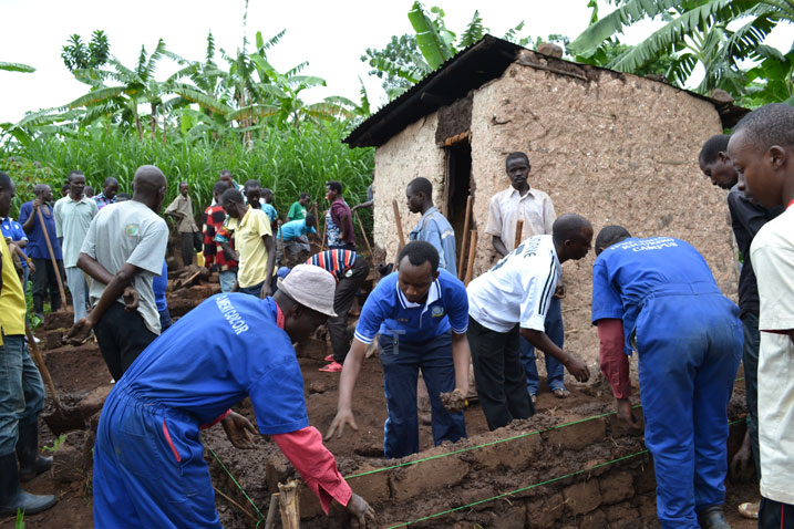 Mu muganda usoza Ugushyingo 2015 banubakiye umuturage.