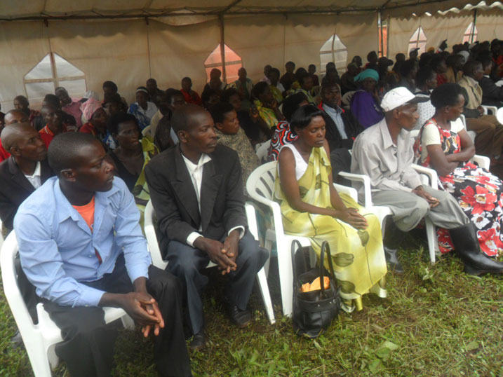 Abanyamuryango ba COCAMU bari baje kugabana ubwasisi bwa koperative.