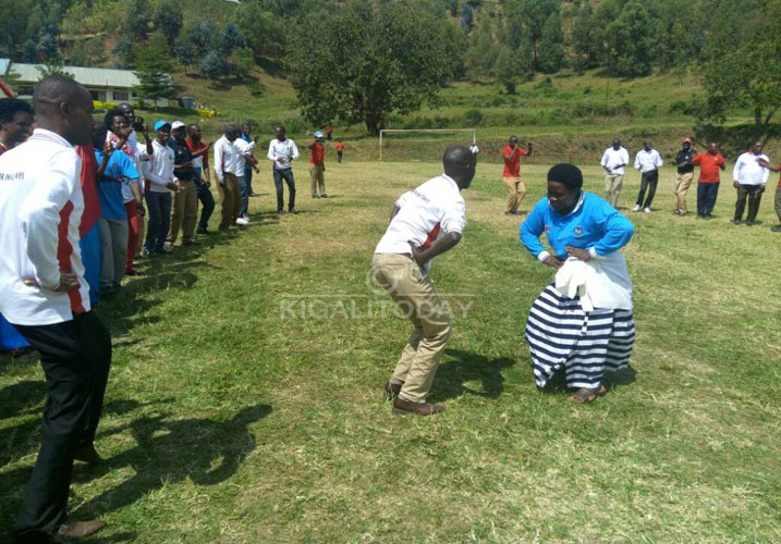 Abanyamuryango nyuma y'amatora bari mu byishimo