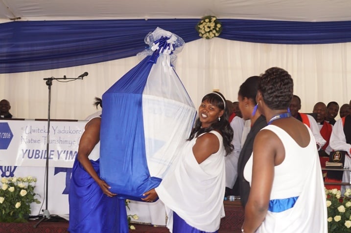 Abanyamuryango ba Mothers' Union bageneye impano y'igiseke Jeanette Kagame.