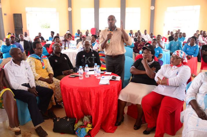Abanyamuryango batanga ibitekerezo by'uko abayobozi bakwiye kwegera abaturage bakimakaza umuco w'imiyoborere myiza