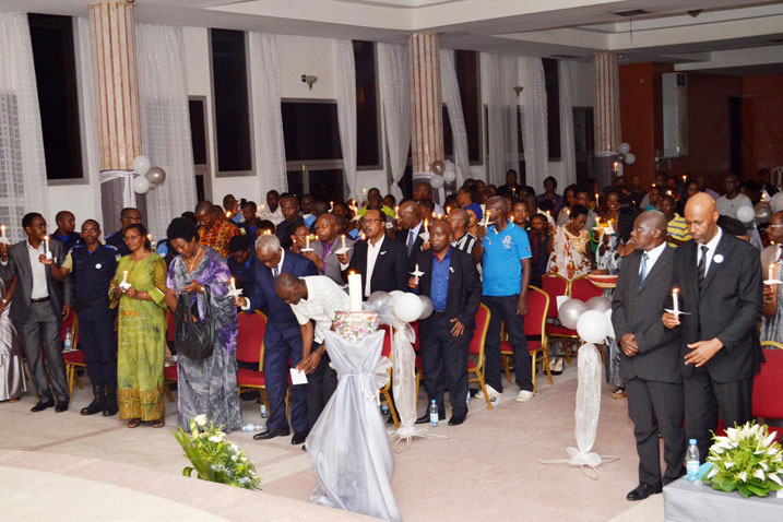Bafashe umunota wo kwibuka abishwe muri Jenoside yakorewe Abatutsi.