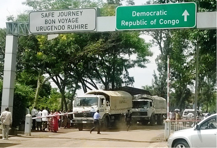 Abanyarwanda batahutse ubwo bari bageze ku mupaka.